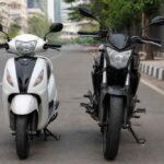 Biały skuter i czarny motocykl zaparkowane obok siebie na ulicy w mieście