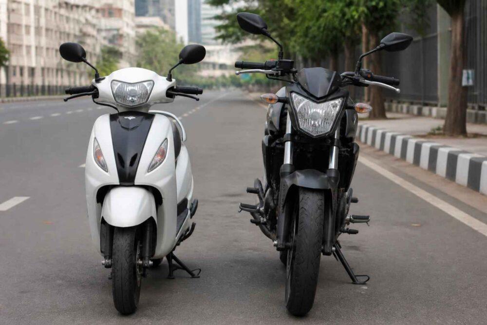 Biały skuter i czarny motocykl zaparkowane obok siebie na ulicy w mieście