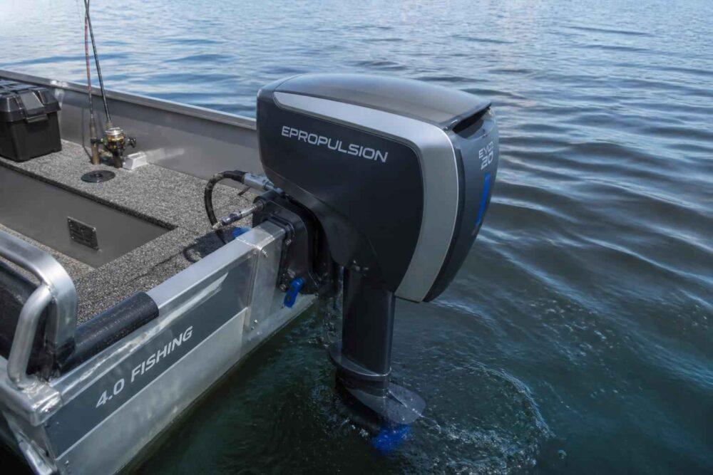Elektryczny silnik zaburtowy ePropulsion zamontowany na łodzi pływającej po spokojnej wodzie