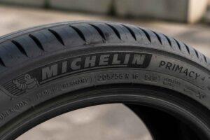 Zbliżenie na bok opony Michelin Primacy 4 z oznaczeniem rozmiaru 205/55 R16 94W-vesm