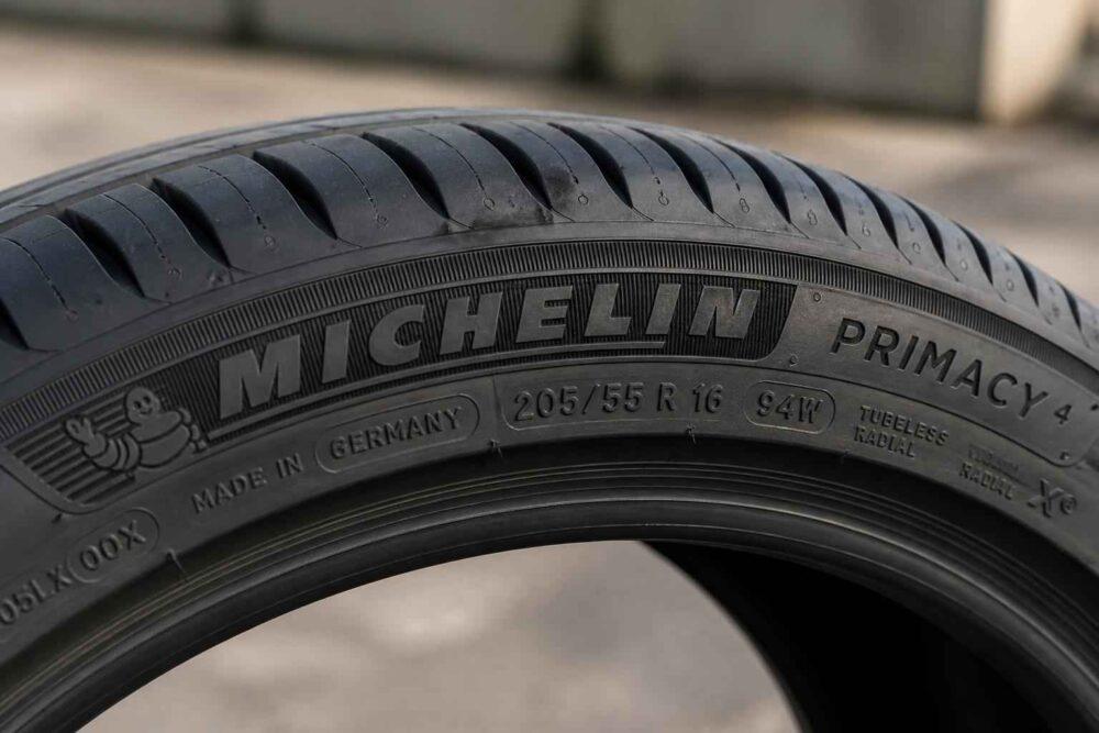 Zbliżenie na bok opony Michelin Primacy 4 z oznaczeniem rozmiaru 205/55 R16 94W-vesm