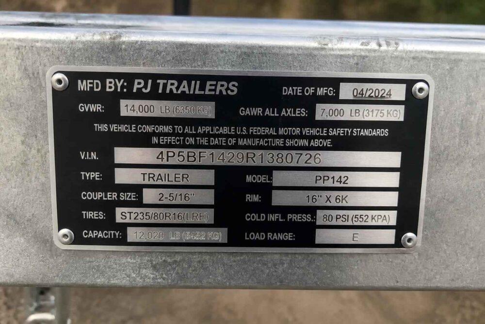 Metalowa tabliczka znamionowa przyczepy PJ Trailers z numerem VIN i danymi technicznymi